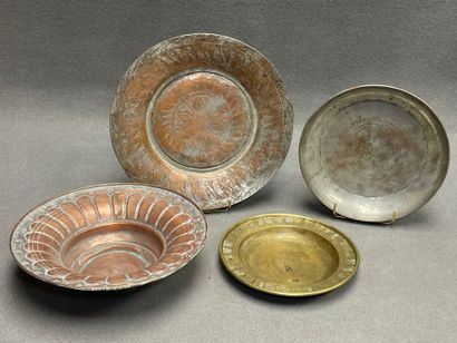 Quatre plats en cuivre 
D. :23 cm, 25 cm,...