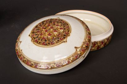 Bonbonnière en porcelaine, , petit pot couvert...