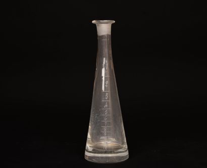 Bouteille conique en verre graduée. 
H. :25...