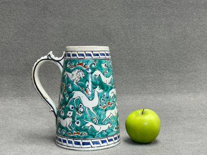 Chope en faïence de style perse. 
H. :19,5...