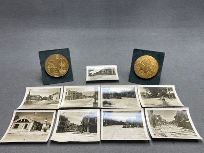 Deux médailles presse papier en bronze doré....