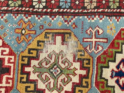 Tapis du Caucase en laine tissée. 
150 x...