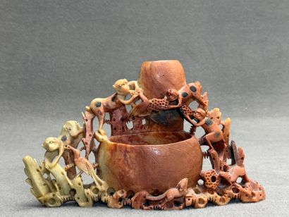 Pot à pinceaux en soapstone Chine 1900
17...