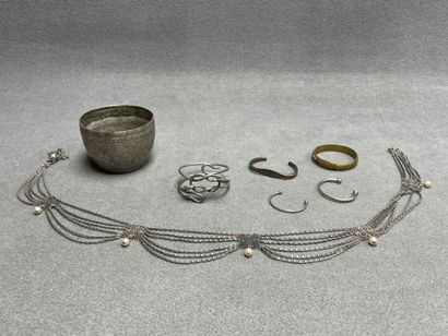 Lot de bijoux en métal argenté d'Afrique...