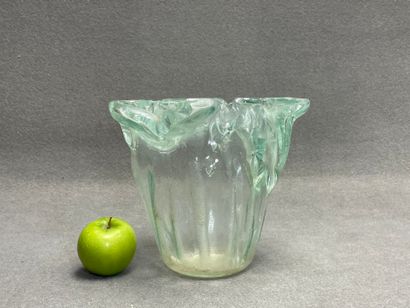 Vase en verre épais
H. :21 cm.