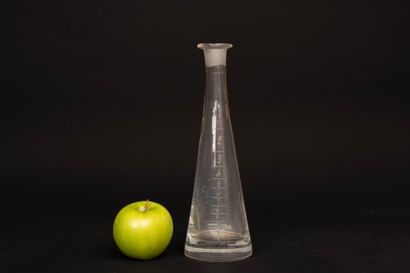 Bouteille conique en verre graduée. 
H. :25...