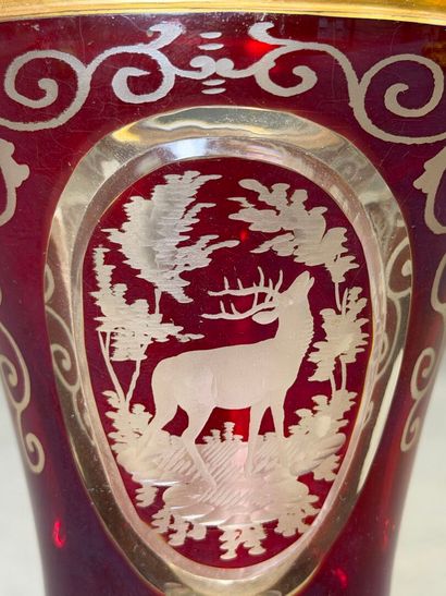 Vase en cristal de Bohème overlay, gravé...