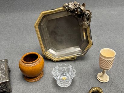 Lot de bibelots comprenant:
Boite, pot, coupelle,...