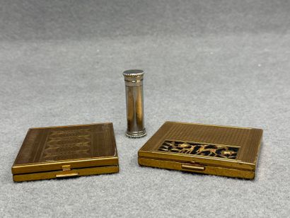 Deux poudriers et un vaporisateur de sac,...