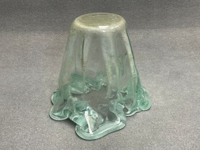 Vase en verre épais
H. :21 cm.