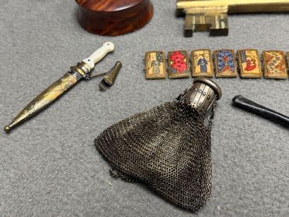 Lot de bibelots comprenant:
Boite, pot, coupelle,...