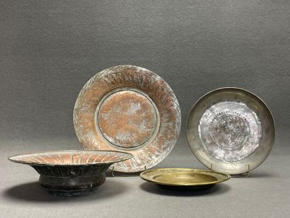 Quatre plats en cuivre 
D. :23 cm, 25 cm,...
