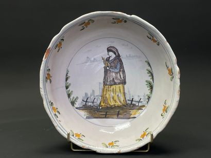 AUXERROIS vers 1800.
Saladier en faïence...