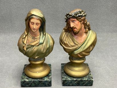 Paire de bustes en plâtre patiné : Christ...