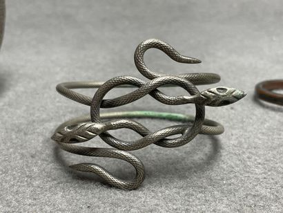 Lot de bijoux en métal argenté d'Afrique...