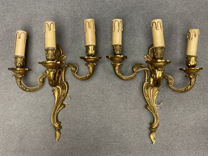 Paire d'appliques à trois lumières en bronze....