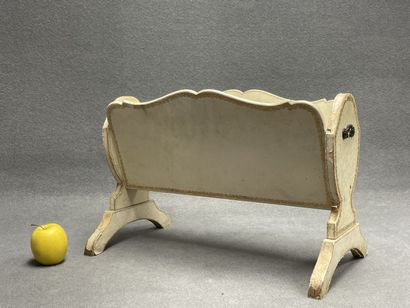 Porte revues en bois en placage de parchemin....