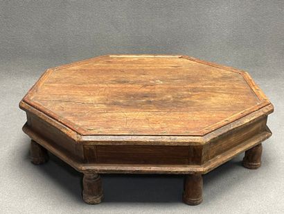 Table basse indienne. 
H. :20 cm. 
D. :66...