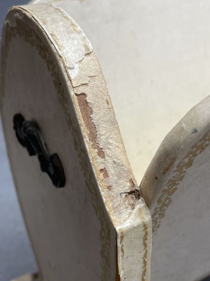 Porte revues en bois en placage de parchemin....