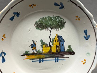 Quatre assiettes en faïence de Nevers début...