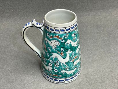 Chope en faïence de style perse. 
H. :19,5...