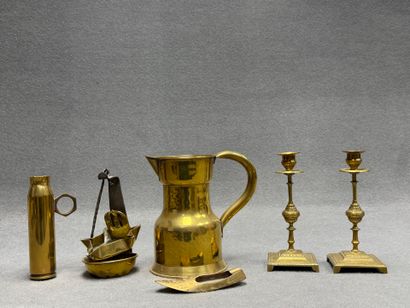 Pichet, paire de bougeoirs, cendrier, lampe...