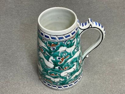 Chope en faïence de style perse. 
H. :19,5...