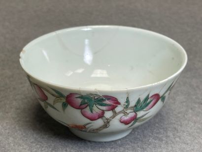 Bol en porcelaine de Chine. à décor de pêches...