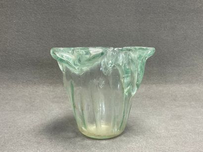 Vase en verre épais
H. :21 cm.
