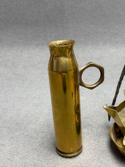Pichet, paire de bougeoirs, cendrier, lampe...