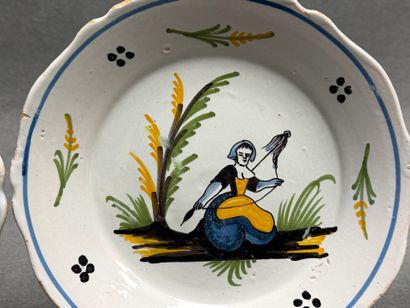 Quatre assiettes en faïence de Nevers début...