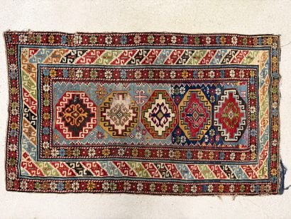Tapis du Caucase en laine tissée. 
150 x...