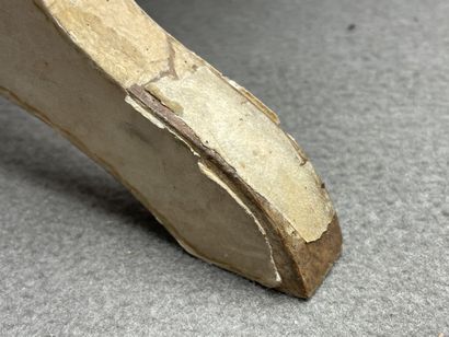 Porte revues en bois en placage de parchemin....