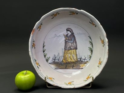 AUXERROIS vers 1800.
Saladier en faïence...