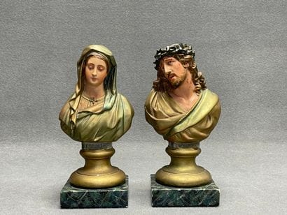 Paire de bustes en plâtre patiné : Christ...
