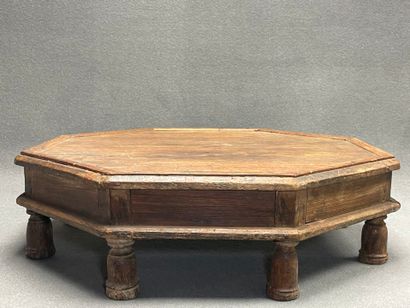 Table basse indienne. 
H. :20 cm. 
D. :66...