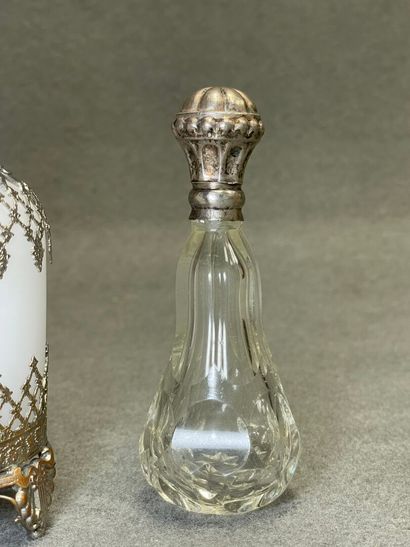 Paire de vase en verre opalin monture pomponne,...