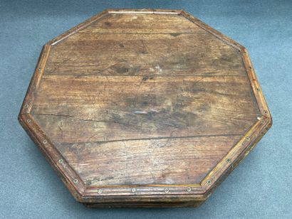 Table basse indienne. 
H. :20 cm. 
D. :66...