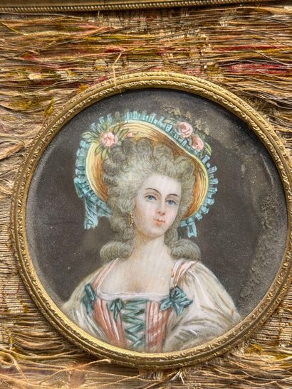 Ecole Française fin XIX° 
Portrait d'élégante
Miniature,...