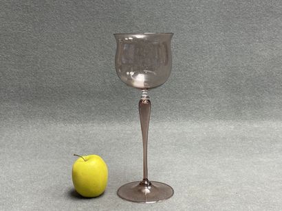 Grand verre sur pied en verre mauve
H. :30...
