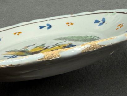Quatre assiettes en faïence de Nevers début...