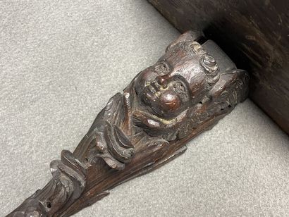 Petite console d'applique en chêne sculpté...