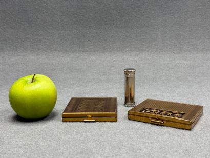 Deux poudriers et un vaporisateur de sac,...