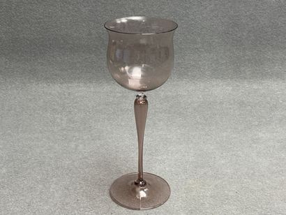 Grand verre sur pied en verre mauve
H. :30...