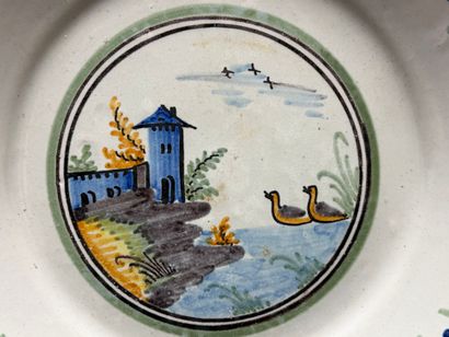 Quatre assiettes en faïence de Nevers début...