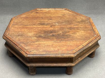 Table basse indienne. 
H. :20 cm. 
D. :66...