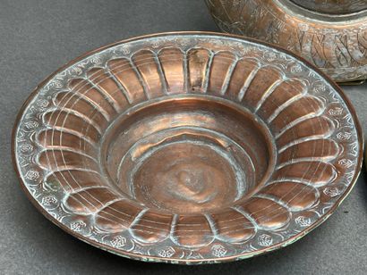 Quatre plats en cuivre 
D. :23 cm, 25 cm,...