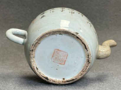 Théière en porcelaine de Chine. 
Fin XIX°
H....