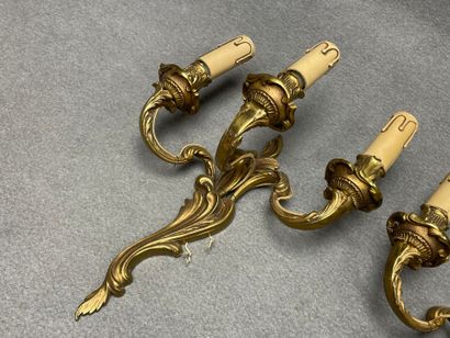 Paire d'appliques à trois lumières en bronze....