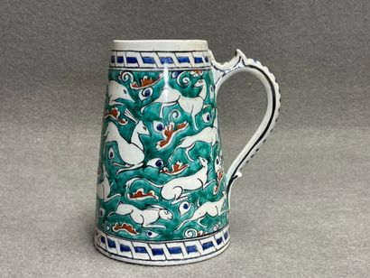 Chope en faïence de style perse. 
H. :19,5...